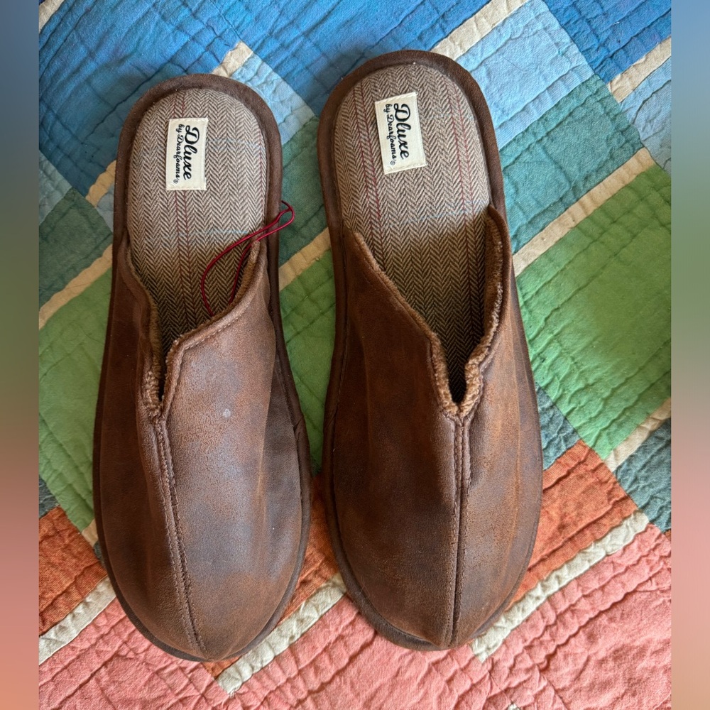 NWT men’s dearfoam slippers- size XL
